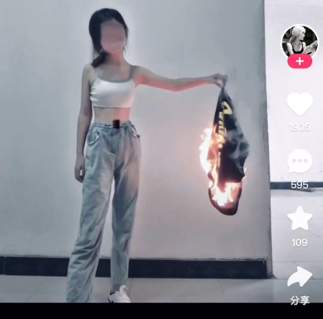 热搜上毁三观的“用鞋吃饭	”挑战：垃圾文化，正在毒害中国年轻人__热搜上毁三观的“用鞋吃饭”挑战：垃圾文化	，正在毒害中国年轻人